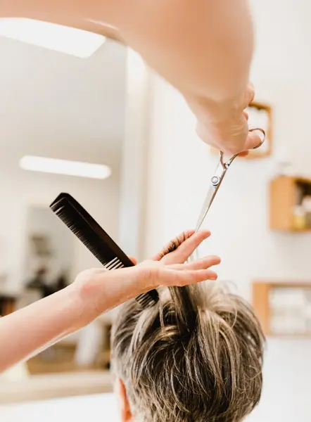friseurin-freiburg-berlin-anne-bio-schere